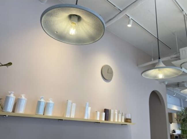 【大久保】≪半年間月給27万円保証!半年後は26万円!≫≪社会保険完備≫≪完全週休2日制≫≪有給休暇≫など抜群の高待遇が人気!スタッフ同士の仲が良くて働きやすい環境が揃ったサロン!1万円以上の単価で集客も強く入客チャンスも多数あります!業務委託も選択可能!韓国風インテリアがおしゃれな「ecru(エクリュ)」スタイリスト(美容師)の求人★☆