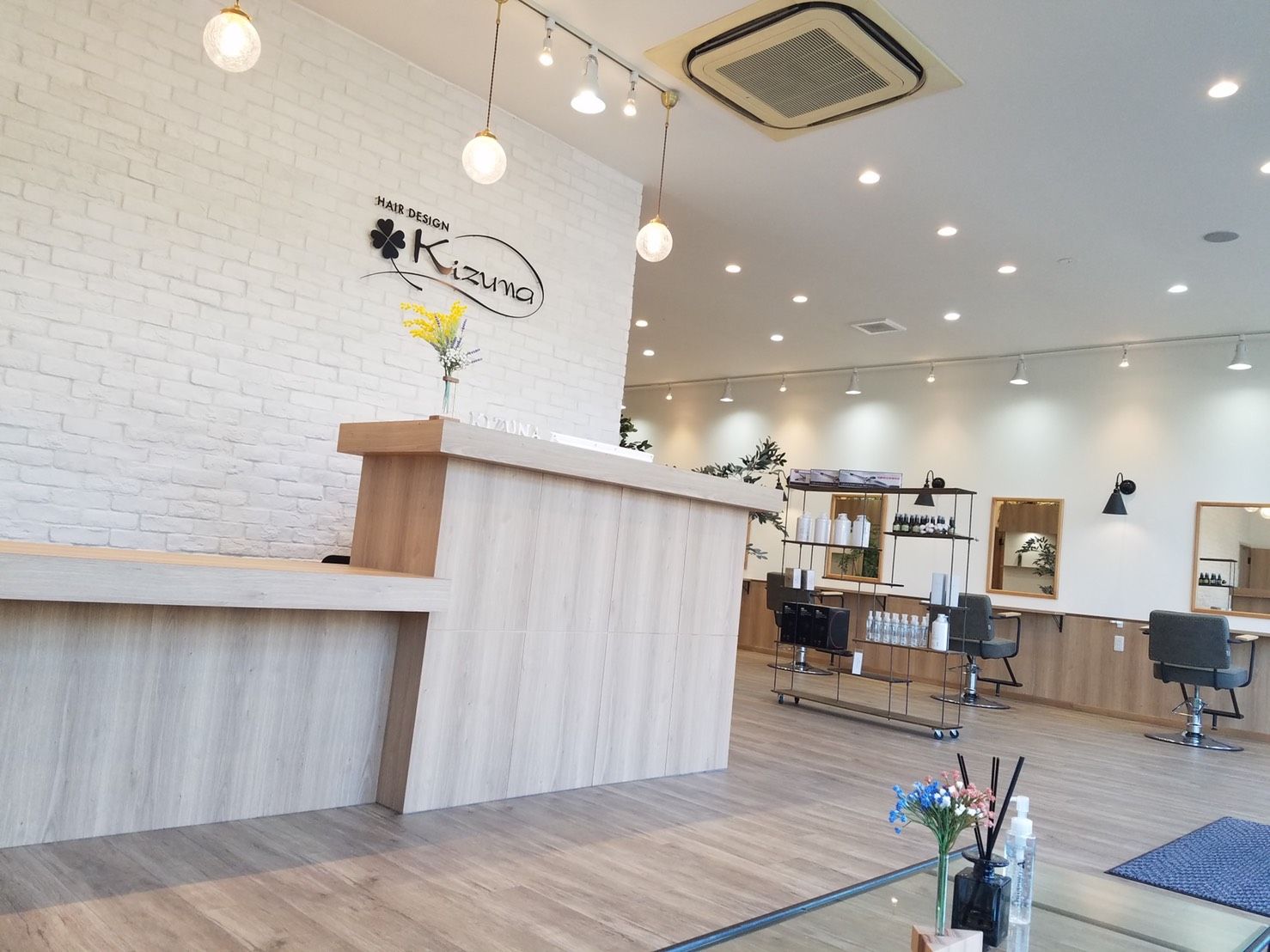 【草津】≪月8,9日休み≫≪社会保険完備≫≪毎月1回、日曜休みあり≫≪ママさん美容師も歓迎≫平均客単価1万円以上の高単価サロン！年間休日115日と業界最高水準なのでプライベート充実！入客スタイルはマンツーマンでも掛け持ちでも可能！スタッフの個性を活かして活躍してもらいます◎「HAIR DESIGN Kizuna（ヘアーデザインキズナ）」からスタイリスト（美容師）の求人★☆