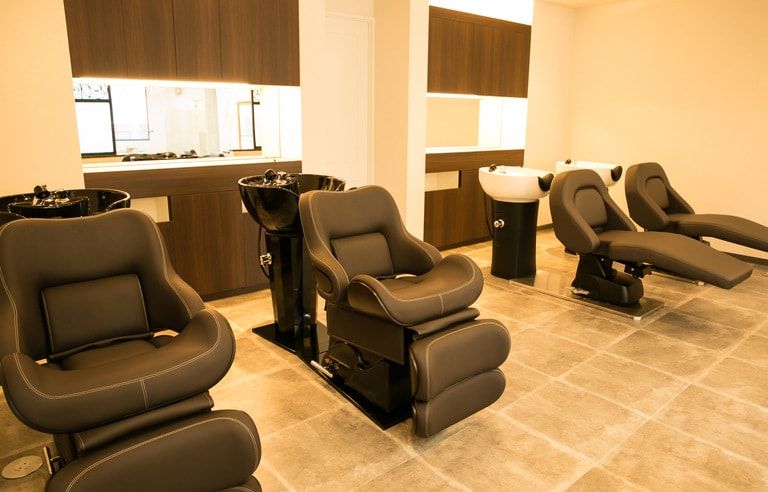 【明石駅】≪正社員と委託を選択可能≫≪入客チャンス大≫フリー40％、指名50％〜最大60％還元！圧倒的な集客で月200名以上入客可能！50万円以上稼ぐスタッフ多数！フリースタイルな働き方が可能なサロン「LUXIA（ラクシア）」からスタイリスト（美容師）の求人☆★