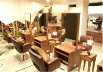 【江坂】社会保険完備!店舗展開する注目のサロン!中途採用の方も多数活躍中!少人数制&アットホームな雰囲気が人気!入客チャンスも多いのでしっかり稼げます!「RISE SWELL 江坂店(ライズスウェル)」からスタイリスト(美容師)の求人★☆