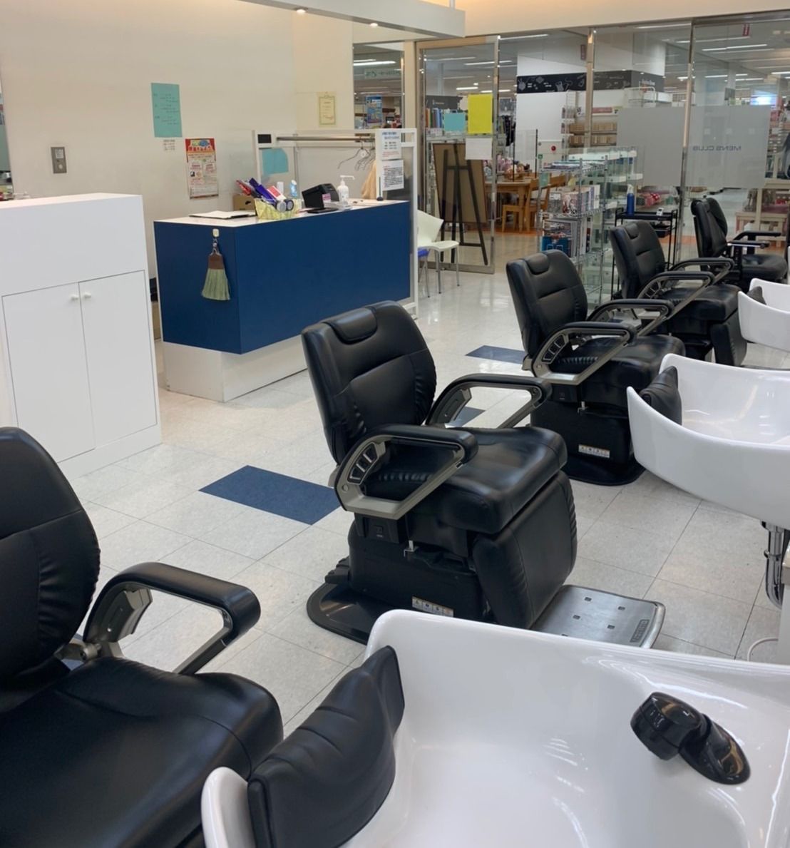 【ウッディタウン中央】≪技術者・月給25万円〜≫≪見習い・月給18万円〜≫≪メリハリレッスンでプライベートも充実≫商業施設内で入客チャンスもバッチリ！長く活躍できる一人前の理容師さんに成長できます！少人数制のアットホームサロン「MENS CLUB（メンズクラブ）」から理容師（理容室）の求人★☆★