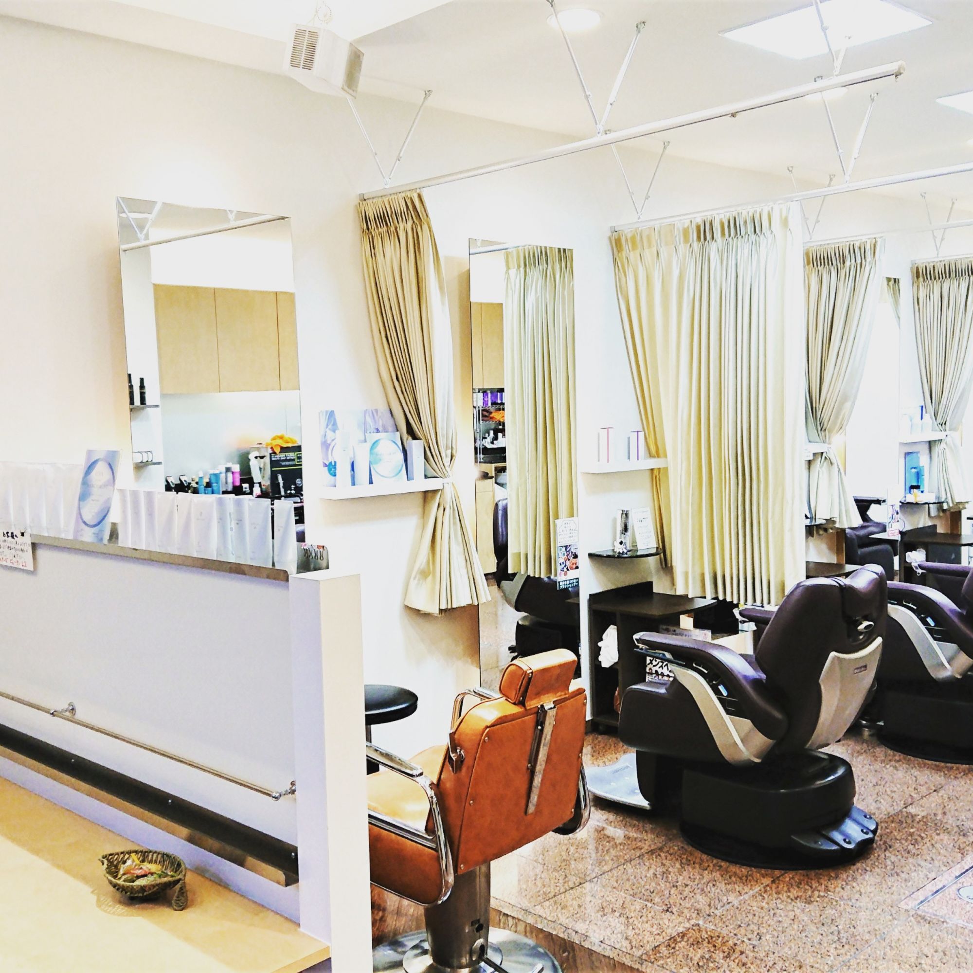 【川西能勢口】≪月給24万円〜≫≪月8,9日休み≫≪有給休暇あり≫≪社会保険あり≫入客チャンスもバッチリ、アットホームなユニセックスサロンです!「Hairs beauty L2(ヘアーズビューティーエルツー)」からスタイリスト(美容師)の求人です☆★