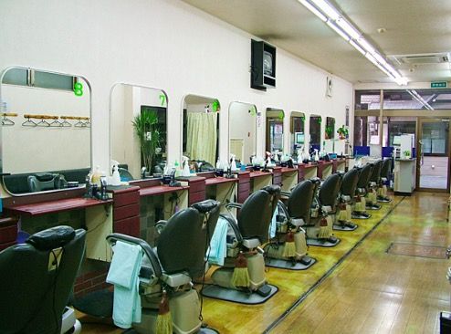 【淡路】≪19時終わり≫≪月収40万円以上可能≫リーズナブルな料金で人気の地域密着サロン!お仕事にもどんどん入っていけてやりがいアリ!仕事終わりも早く、長く働きやすい「PAPAS 淡路店(パパスアワジテン)」から理容師(理容室)の求人★☆