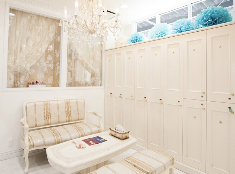 【守山駅】≪実務経験3年以上ある方の募集≫≪早番と遅番の2交代制≫≪月8日休み≫≪土日休みOK≫≪社会保険完備≫残業一切なしで19時ごろ退勤可能！頑張った分はしっかりお給与に還元して貰えるサロン！豊富なメニュー展開で様々な技術も学べる！「美FREYJA（ビフレイヤ）」からアイリスト（アイデザイナー・まつげエクステ）の求人☆★☆