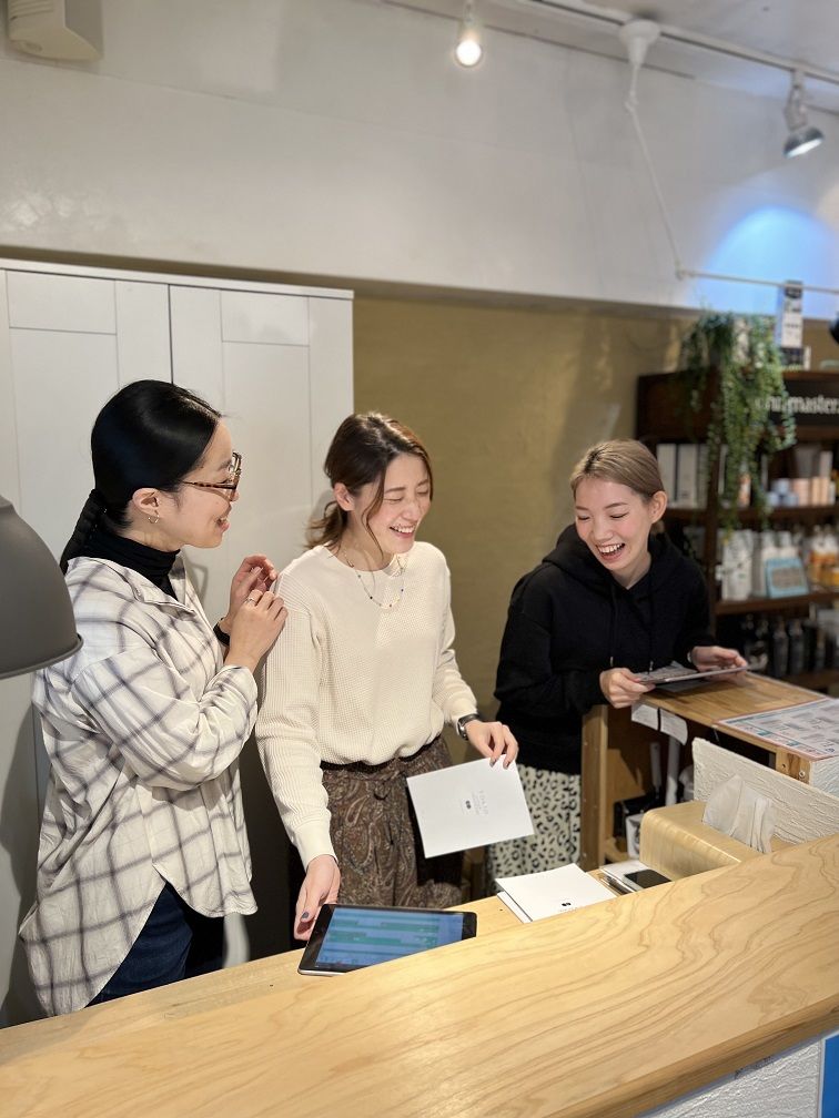 【博多駅】≪社会保険完備・完全週休二日制・時短勤務相談OK≫週に1度、時短勤務あり♪ダメージレスにこだわり、ヘッドスパにも力を入れているオーガニックサロン「SQUARE*UNO HAKATA(スクエアウーノハカタ)」からスタイリスト(美容師)の求人☆☆