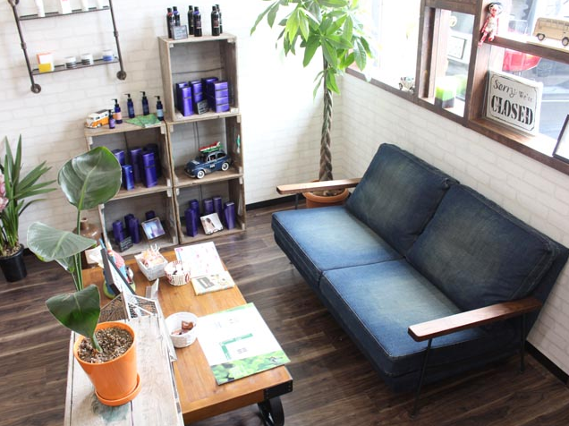 【喜志】≪社会保険完備≫≪月給25万円〜≫≪有給休暇あり≫アシスタントの内からお客様としっかり関われる環境☆頑張りに応じて歩合もあるのでやりがいもバッチリ♪3席のみのアンティーク調のプライベートサロン「PRAMEERA（プラメーラ）」からスタイリスト（美容師）の求人☆☆