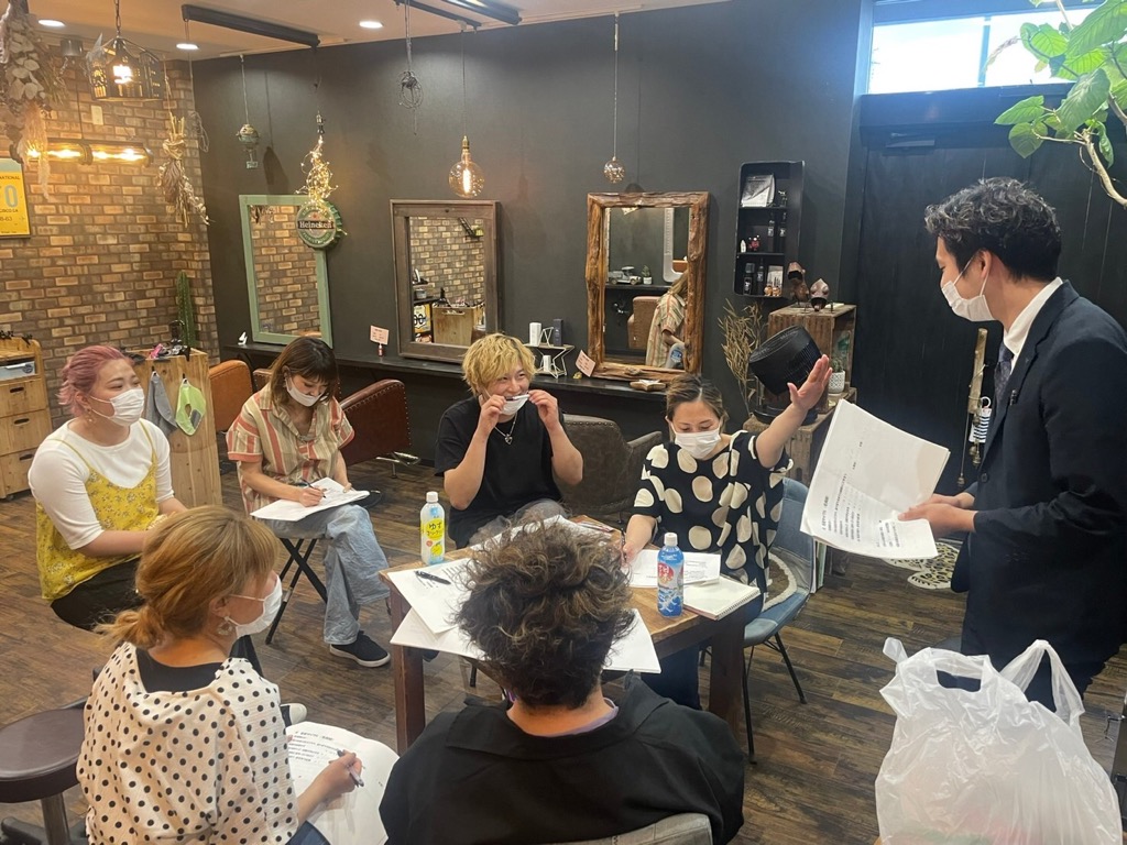 【喜志】≪社会保険完備≫≪月給25万円〜≫≪有給休暇あり≫アシスタントの内からお客様としっかり関われる環境☆頑張りに応じて歩合もあるのでやりがいもバッチリ♪3席のみのアンティーク調のプライベートサロン「PRAMEERA（プラメーラ）」からスタイリスト（美容師）の求人☆☆