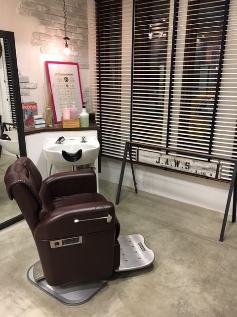 【新金岡】早ければ19〜20時退勤！メリハリつけて働けます！フェイシャルエステもすれば手当もついてお給料UPも狙えます。アメリカンテイストのオシャレなメンズサロン「JAWS（ジョーズ）」からアシスタント（理容師・美容師）の求人☆☆