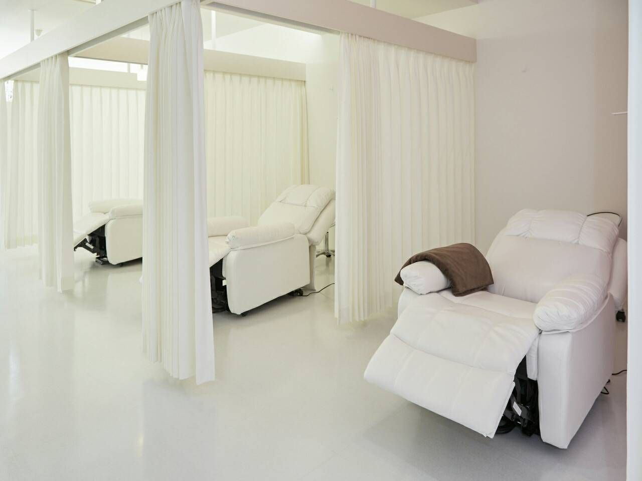 【岩室】≪社会保険完備≫≪実働8時間≫≪完全週休2日制≫基本給22万円〜☆福利厚生も整いアットホームなマツエク専門店☆人間関係も良好で安心して長く働けるサロン”eyelash MOANA(アイラッシュモアナ)”からアイリスト(アイデザイナー・まつ毛エクステ)の求人☆☆