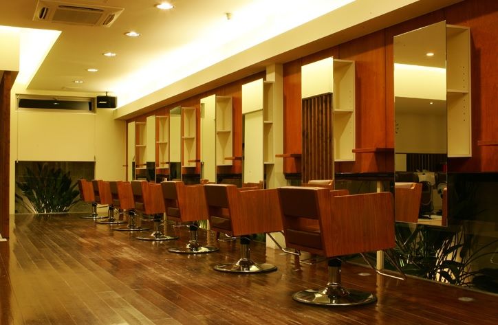 【千里中央】≪社会保険完備!!≫≪寮完備≫働きやすい条件が揃った地域密着型サロン。スタッフさん同士は仲が良くてとってもアットホームな社風です!!“AIRFLOW With the GARDEN(エアーフローウィズザガーデン)”からアシスタント(美容師)の求人☆★