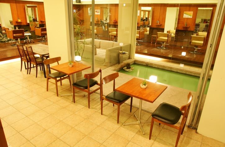 【千里中央】≪社会保険完備!!≫≪寮完備≫働きやすい条件が揃った地域密着型サロン。スタッフさん同士は仲が良くてとってもアットホームな社風です!!“AIRFLOW With the GARDEN(エアーフローウィズザガーデン)”からアシスタント(美容師)の求人☆★