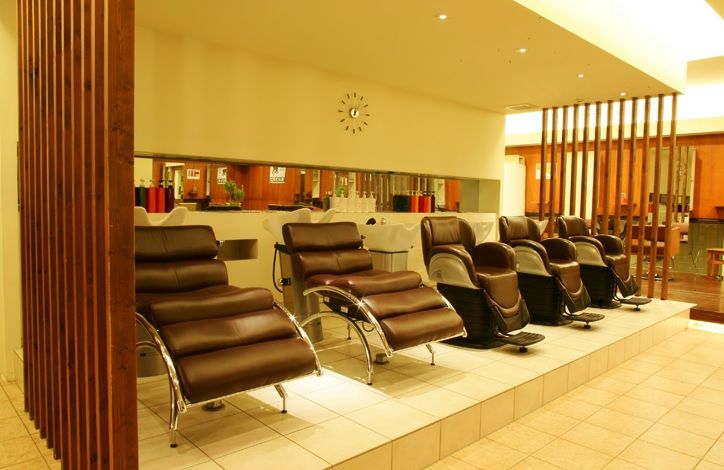 【千里中央】≪社会保険完備!!≫≪寮完備≫働きやすい条件が揃った地域密着型サロン。スタッフさん同士は仲が良くてとってもアットホームな社風です!!“AIRFLOW With the GARDEN(エアーフローウィズザガーデン)”からアシスタント(美容師)の求人☆★