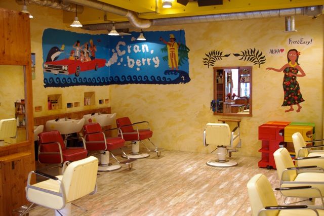 【今泉】≪未経験・新卒生OK≫カット講師経験アリのオーナーさん・スタッフさんが在籍しているので高い技術が学べます！ハワイアンテイストのヘアサロン「CRANBERRY（クランベリー）」からアシスタント（美容師）の求人★☆