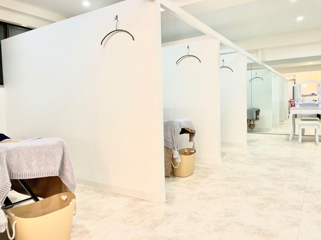 【茨木市駅】≪月4～10日休みの選択制＆連休OK≫≪日曜は17時に退勤可能≫フラットラッシュ専門店！プライベートも充実でき、長く仕事を続けられる環境があります！自分の技術を生かして働きたい方にピッタリ！「momo 茨木店（モモイバラギテン）」からアイリスト（まつげエクステ・まつげパーマ）の求人★☆★