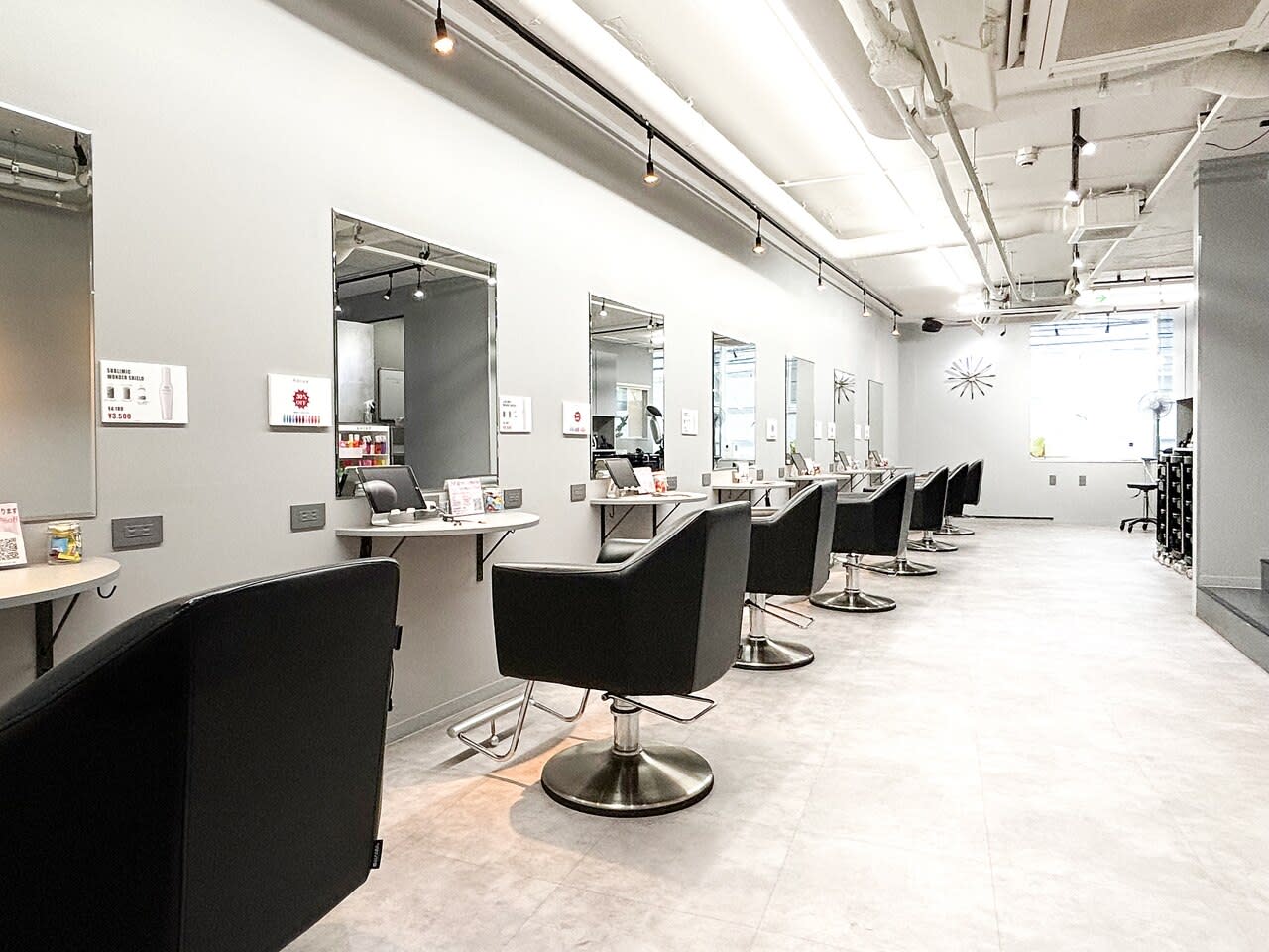 【西梅田】≪年間休日115日≫≪月給30万円保障≫≪有給休暇あり≫≪社会保険完備≫入客チャンスも多く！条件抜群の環境が人気！高待遇が整ったお店です！「un le pont 西梅田（アンルポンニシウメダ）」からスタイリスト（美容師）の求人☆☆