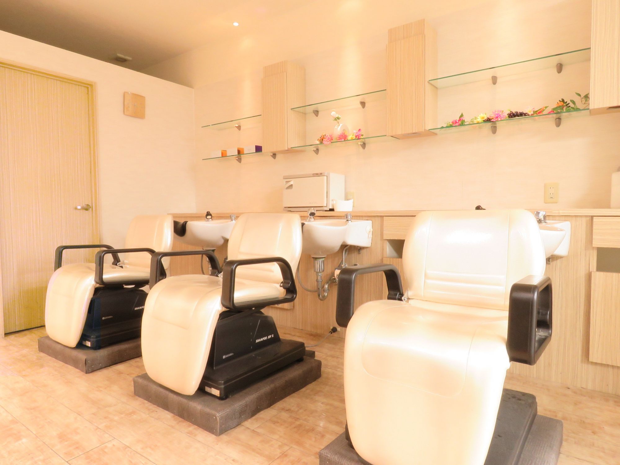 【千早駅】≪高月給スタート・お休み日数選択OK・社会保険完備・日曜日お休みOK≫充実した福利厚生で長くお仕事できる環境♪毎月多くのお客様がご来店される「Tiara JR千早駅店（ティアラジェイアールチハヤエキテン）」からスタイリスト（美容師）の求人☆☆