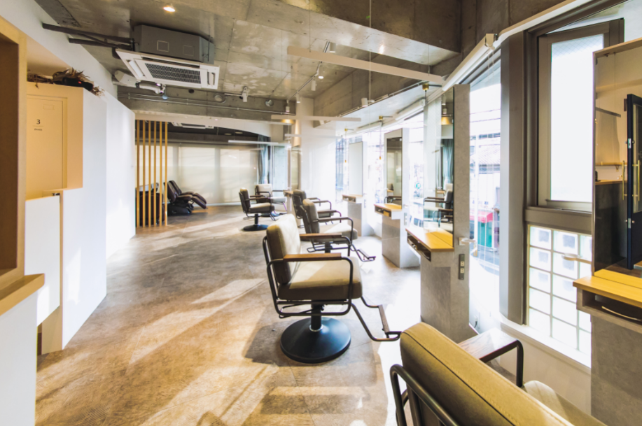 【帷子ノ辻】≪平均19時退社≫≪完全週休2日制&社会保険完備≫≪ネイルやアイラッシュもあるトータルビューティーサロン≫入客量が多く、しっかり稼いでいくことが可能!希望や興味のあることに対して、しっかりとバックアップしていきます!トレンドやライフスタイルに合ったデザインを提供する「kicca(キッカ)」からスタイリスト(美容師)の求人★☆