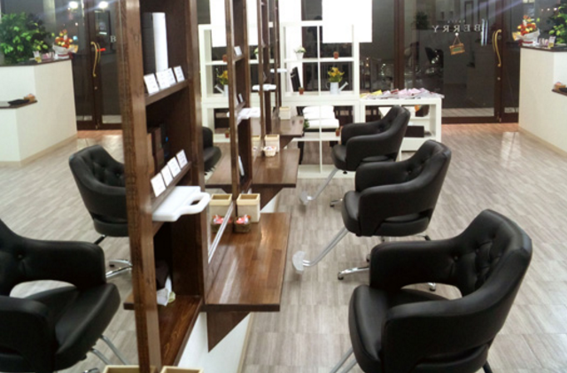 【藤森】≪3ヶ月に1度ボーナスあり≫店舗展開するファミリー層に人気のヘアサロン！少人数制で地域密着&楽しくノビノビ働ける環境！独立支援あり！hairs BERRY 藤森店（ヘアーズベリーフジノモリテン）からアシスタント（美容師）の求人★☆