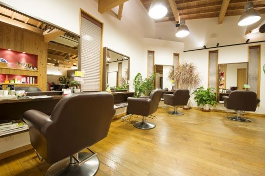 【JR三田】≪完全週休2日制も相談可能♪≫≪19時半までに退勤可能♪≫≪スタイリストデビュー最短2年♪≫木を基調とした温かい雰囲気が大人気!!自身のライフスタイルに合わせた勤務が可能♪地域密着型アットホームサロン“VIPIT（ビピット）”からアシスタント（美容師）の求人☆★