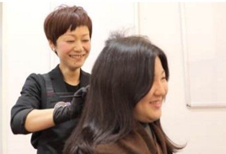 【八尾駅】≪月給22万円スタート≫≪社会保険完備≫≪有給休暇あり≫大手企業ならではの抜群の福利厚生があるので長く働いてもらえます♪研修体制も◎カラー専門店“Beauty Color Plus リノアス八尾店(ビューティーカラープラスリノアスヤオテン)”からカラーリスト(美容師)の求人★☆