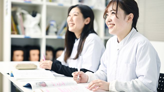【西中島南方】社会保険完備、有給休暇、産休育休取得実績多数、モデルサポート、未経験OK!など充実の福利厚生で長く働ける環境が整っています!しっかりした研修体制があるので未経験の方も安心!「理容師・美容師養成学校スタリアビューティカレッジ」から美容教員の求人☆★