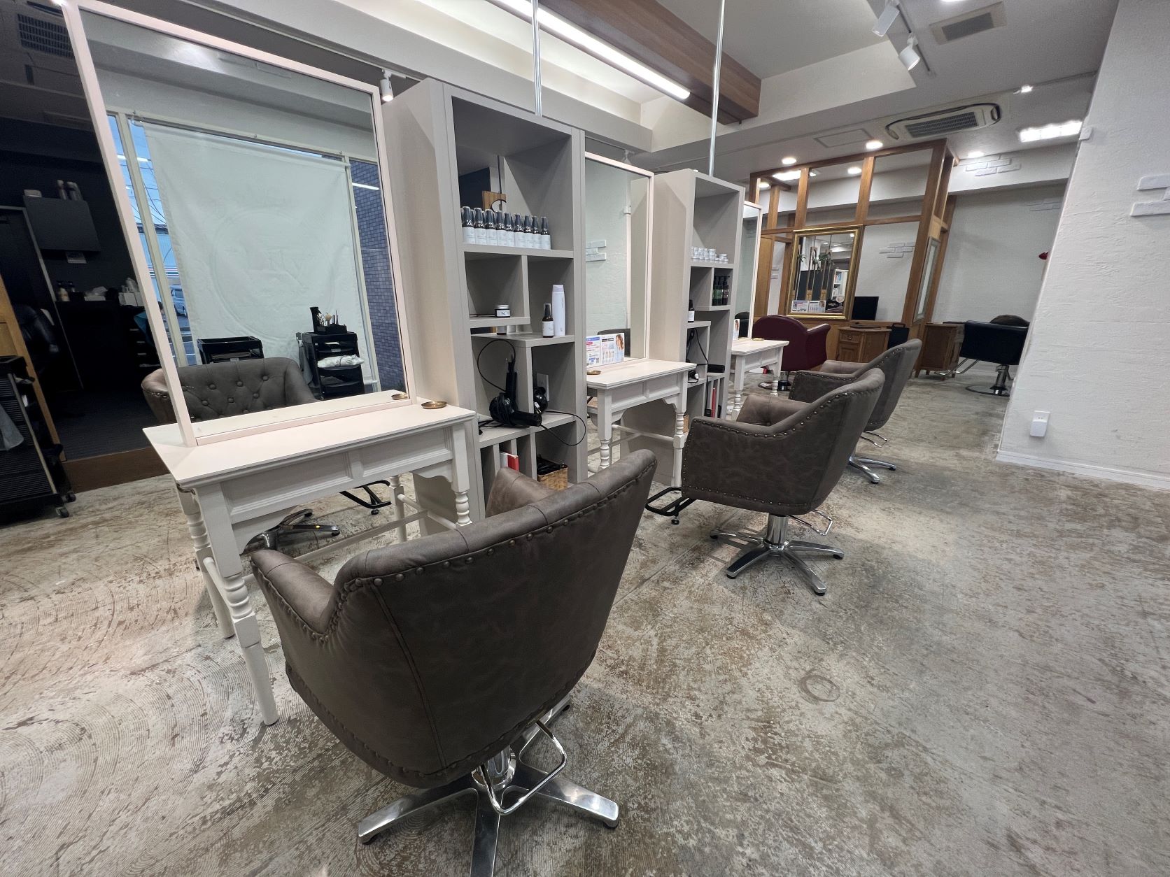 【松江駅】≪月給19.5万円〜≫≪月8日休み≫≪産休育休実績あり≫≪社会保険完備≫自分らしく、自信をもてる。そんな人に成長できるサロン！着付けやメイクも学べます！大学も近く老若男女幅広い層に関われる「Lily（リリィ）」からアシスタント（美容師）の求人☆★☆