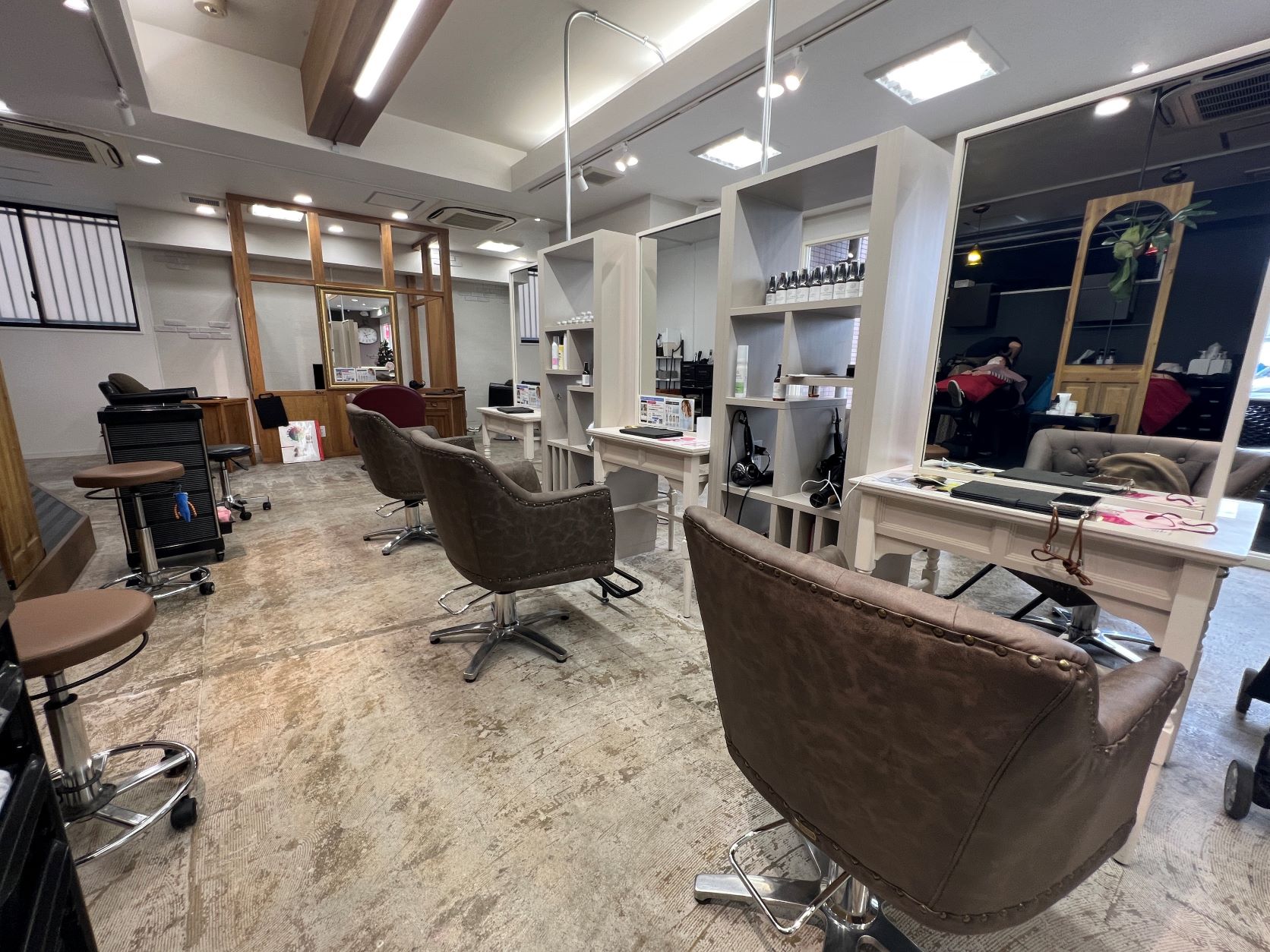 【松江駅】≪月給20万円＋歩合≫≪月8日休み≫≪産休育休実績あり≫≪社会保険完備≫お客様から「来てよかった」と言われるサロン！歩合率もリピート率も高いので高収入を実現できます！中途入社もすぐに馴染める雰囲気も自慢の「Lily（リリィ）」からスタイリスト（美容師）の求人☆★☆