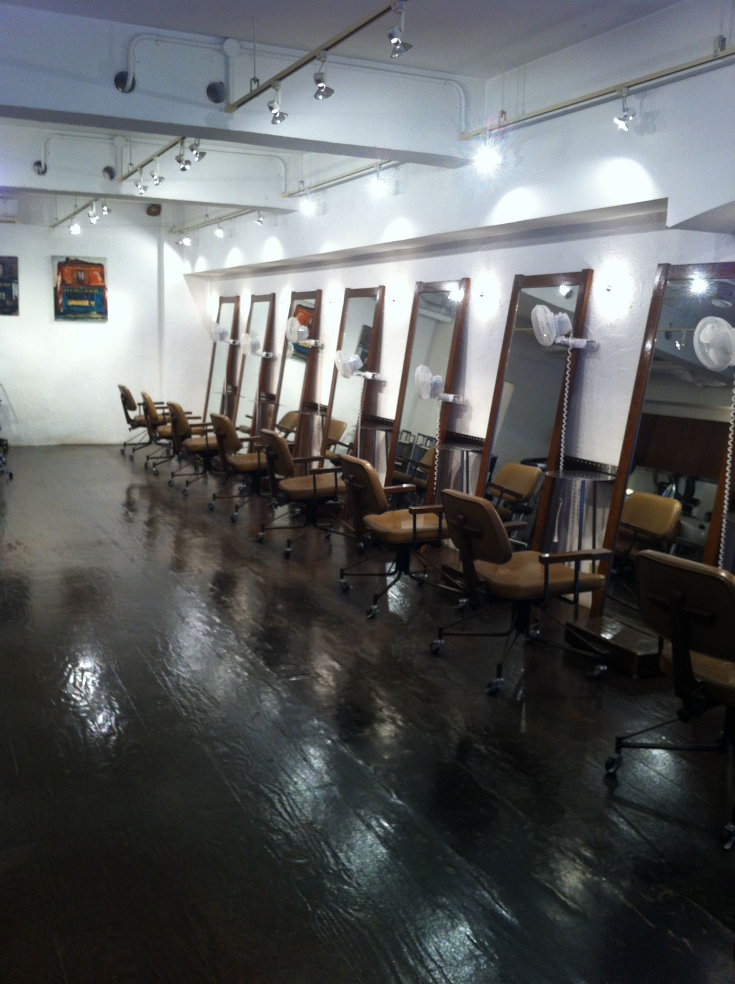 【逆瀬川】≪社会保険完備≫≪平均退社時間19:00≫遅くまで残る事はほとんどありません!!しっかり学べてプライベートも充実出来るアットホームなサロン!!“Pidgin（ピジン）”からアシスタント（美容師）の求人☆★