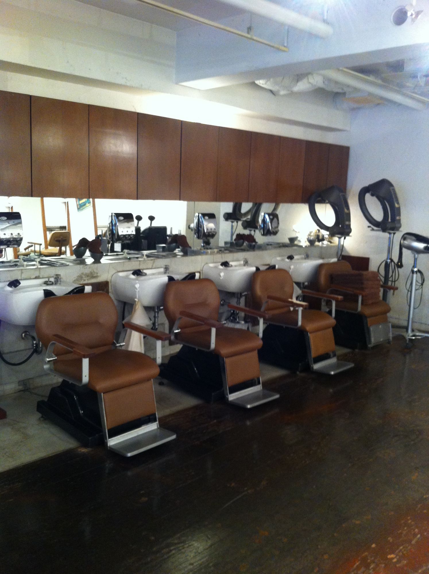 【逆瀬川】≪社会保険完備≫≪平均退社時間19:00≫遅くまで残る事はほとんどありません!!しっかり学べてプライベートも充実出来るアットホームなサロン!!“Pidgin（ピジン）”からアシスタント（美容師）の求人☆★