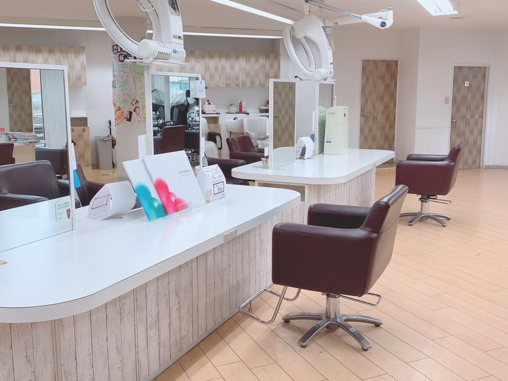 【朝倉街道】★★引っ越し準備金10万円★★≪社会保険完備・完全週休二日制・住宅手当あり≫退勤時間は18:00ごろ！！ブリーチ、縮毛矯正、ヘアカラーによる髪質改善に力を入れます。「美容室メデューサ 朝倉街道店（ビヨウシツメデューサアサクラガイドウテン）」からアシスタント（美容師）の求人☆★☆