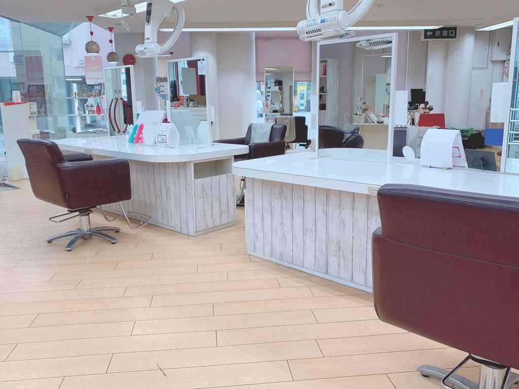 【朝倉街道】★★引っ越し準備金10万円★★≪社会保険完備・完全週休二日制・住宅手当あり≫退勤時間は18:00ごろ！！ブリーチ、縮毛矯正、ヘアカラーによる髪質改善に力を入れます。「美容室メデューサ 朝倉街道店（ビヨウシツメデューサアサクラガイドウテン）」からアシスタント（美容師）の求人☆★☆