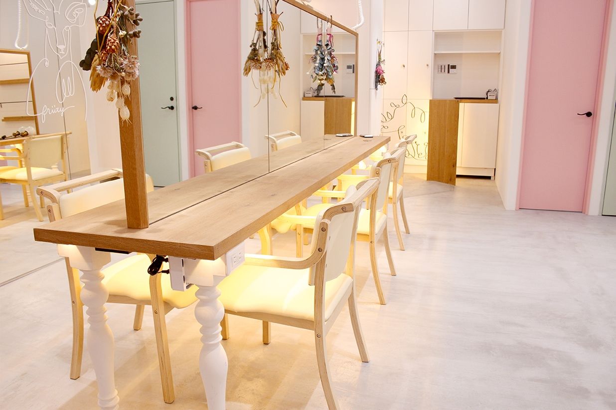 【西梅田】≪月8,9日休み・有給休暇あり≫≪社会保険完備≫女性スタッフが活躍する人気ヘアサロン！！！社会保障があり安定して正社員で働いていける雇用体制を整えています！！！「friity 大阪西梅田店（フリティオオサカニシウメダテン）」からスタイリスト（美容師）の求人☆★