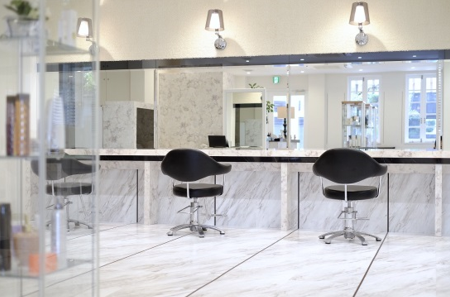 【堺市駅】≪月給25万円以上≫≪社会保険完備≫≪完全週休2日≫大人女性のカジュアル高級サロン。専門特化で簡単、短期間でスキルアップ、美容を長く安心して働ける環境で独立よりも有利。無理な販売は無く、リピーターが多い独自開発の美容液使用で仕事の幅が広がります。“Hair Esthe Salon yak （ヘアエステサロン　ヤック）”からスタイリスト（美容師）の求人☆★