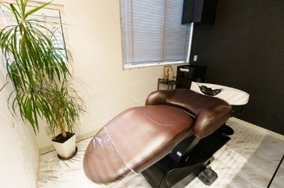 【堺市駅】≪月給25万円以上≫≪社会保険完備≫≪完全週休2日≫大人女性のカジュアル高級サロン。専門特化で簡単、短期間でスキルアップ、美容を長く安心して働ける環境で独立よりも有利。無理な販売は無く、リピーターが多い独自開発の美容液使用で仕事の幅が広がります。“Hair Esthe Salon yak （ヘアエステサロン　ヤック）”からスタイリスト（美容師）の求人☆★