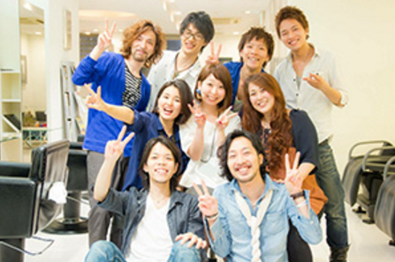 【烏丸】≪完全週休2日制≫≪社会保険完備≫≪交通費全額支給≫主婦の方も働きやすい環境!プライベートもよく遊びに行くほど人間関係がいいサロン◎プライベートとサロンワーク、メリハリをつけて働いていくことが可能!Allie(アリエ)からスタイリスト(美容師)の求人★☆
