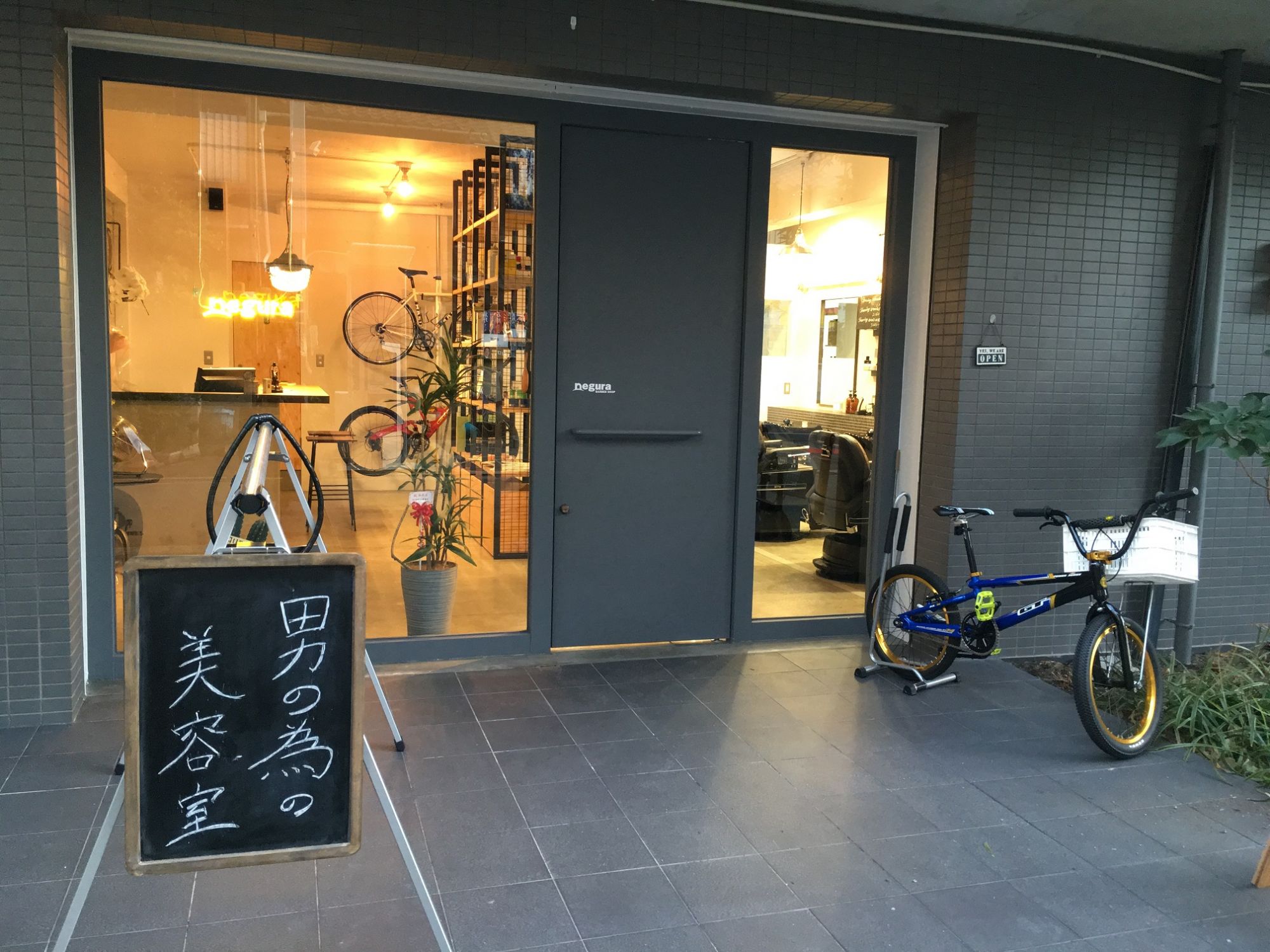 【中崎町】家でも出せないような、ノリや素を出せるお店!接客も技術も指導、将来独立できるくらいの理容師を目指せます。メンズサロンならでは、お客様とがっつり関われる「negura barber shop(ネグラバーバーショップ)」から理容師(理容室)の求人☆★