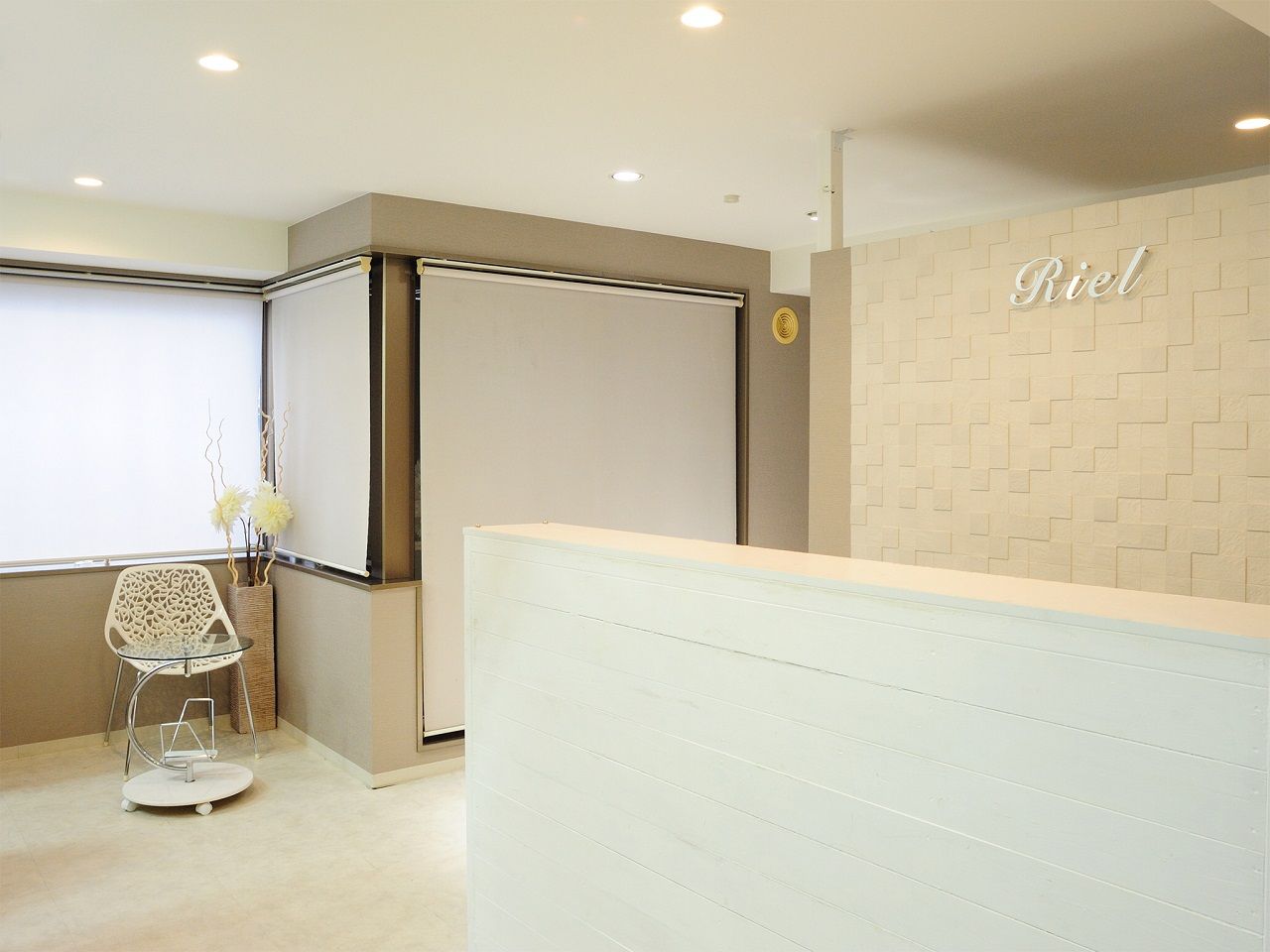 【京橋】≪未経験OK≫≪実働8時間≫≪働くママも歓迎≫≪店長候補も歓迎!!!≫アクセス良好！人間関係も良くアットホームなサロン！可愛くおしゃれな店内が魅力的Riel（リエル）からアイリスト（アイデザイナー・まつ毛エクステ）の求人☆☆