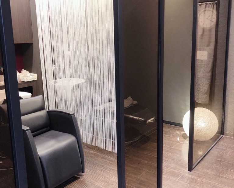 【羽倉崎】≪月給25万円以上可能≫≪土日休みも応相談≫≪社会保険あり≫カットカラー2時間枠！マンツーマン接客なのでやりがいもバッチリです。遅くまで残ってミーティングやレッスンなどもありません！「Atlantis 羽倉崎店（アトランティスハグラザキテン）」からスタイリスト（美容師）の求人☆★