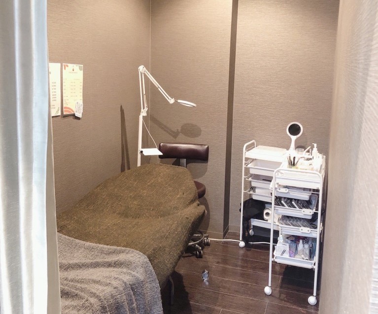 【羽倉崎】≪月給25万円以上可能≫≪土日休みも応相談≫≪社会保険あり≫カットカラー2時間枠！マンツーマン接客なのでやりがいもバッチリです。遅くまで残ってミーティングやレッスンなどもありません！「Atlantis 羽倉崎店（アトランティスハグラザキテン）」からスタイリスト（美容師）の求人☆★