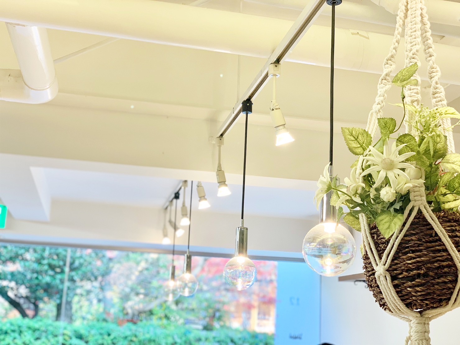 【車折神社】≪積極採用中≫≪完全週休2日制≫≪社会保険完備≫≪車通勤OK≫未経験の方でも安心の研修制度が魅力です！営業中レッスンにて2年でスタイリストデビューが可能！思いやりを大切にするスタッフがそろったresort for hair 嵯峨店（リゾートフォーヘアーサガテン）からアシスタント（美容師）の求人★☆