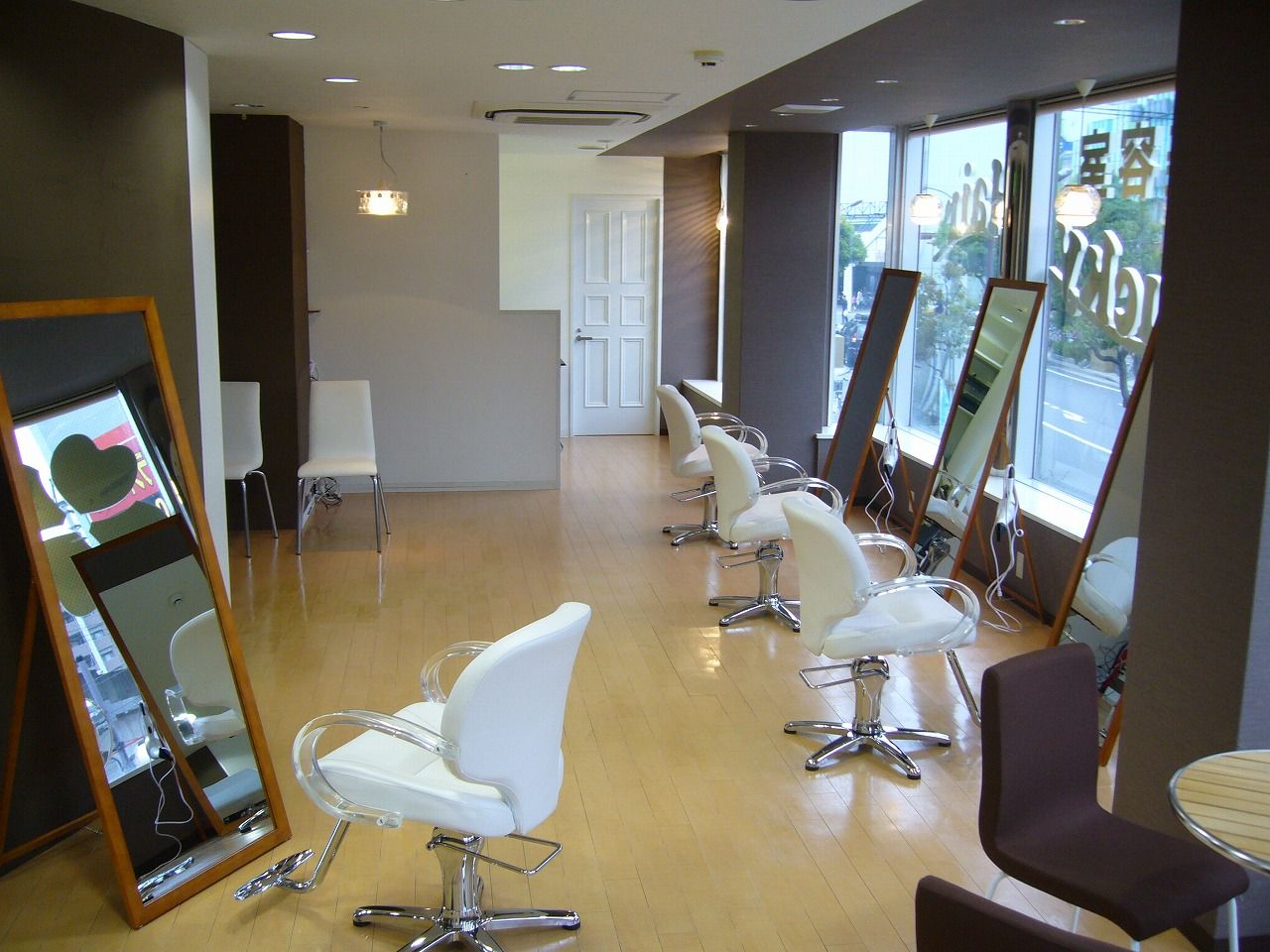 【阪急伊丹】≪30万円以上稼ぐ事も可能♪≫≪プライベートも充実!!≫≪完全歩合制≫≪フリー45%/指名45%還元≫週休2日制や勤務時間を自由に選べるなどプライベート重視で働くことも出来ますよ!「LELiBE_'aula(レリビーアウラ)」からスタイリスト、Jr.スタイリスト(美容師)の求人★☆★