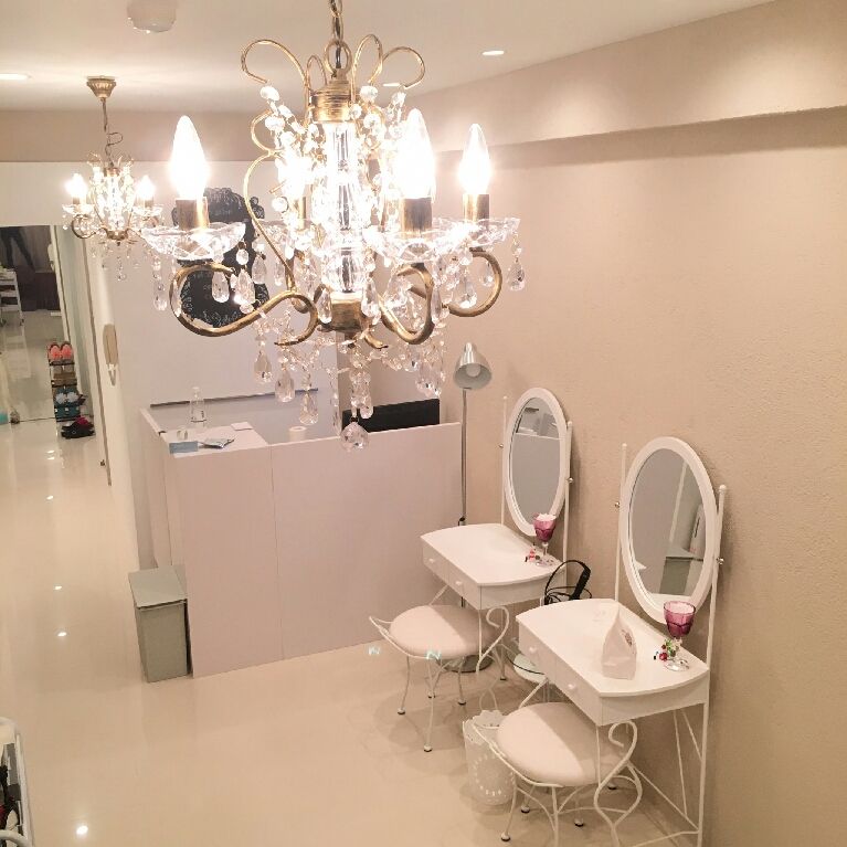 【心斎橋】≪社会保険完備≫≪有給休暇あり≫白を基調とした店内は清潔感のあるオシャレで可愛い空間！カラーエクステが大人気で常連様にも愛されるサロン！女性が安心して長く働ける「eyelash salon GENIC（アイラッシュサロンジェニック）」からアイリスト（アイデザイナー・まつ毛エクステ）の求人☆☆