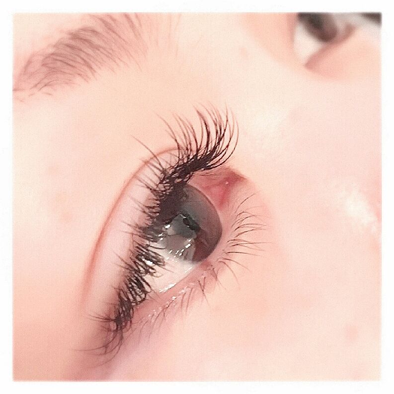 【心斎橋】≪社会保険完備≫≪有給休暇あり≫白を基調とした店内は清潔感のあるオシャレで可愛い空間！カラーエクステが大人気で常連様にも愛されるサロン！女性が安心して長く働ける「eyelash salon GENIC（アイラッシュサロンジェニック）」からアイリスト（アイデザイナー・まつ毛エクステ）の求人☆☆