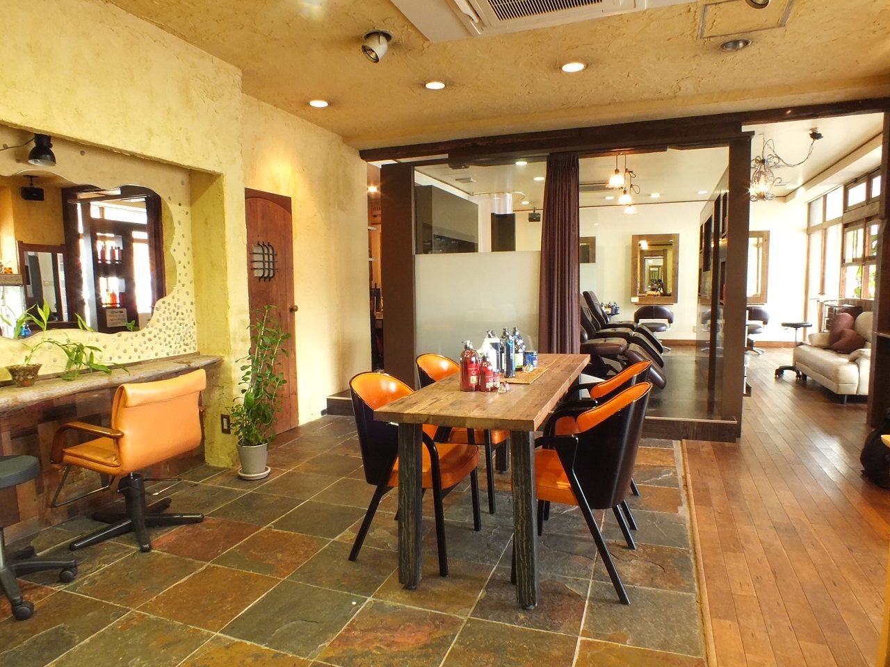 【高宮】≪社会保険完備・営業時間18:00迄・着付け・ヘアセットが学べる≫大人女性に愛されているアットホームサロン「育てよう、人の和」をテーマにあたたかいサロン作りに取り組んでいる「Chic Hair（シークヘアー）」からアシスタント（美容師）の求人☆★