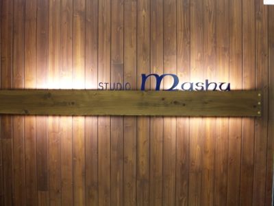 【天下茶屋】≪社会保険完備≫駅スグ！通勤便利♪実践主義のオーナーさんのもと、早期デビュー目指してどんどん経験を積んで成長できますよ！「Studio Mashu（スタジオマッシュ）」アシスタント（美容師）の求人☆★☆