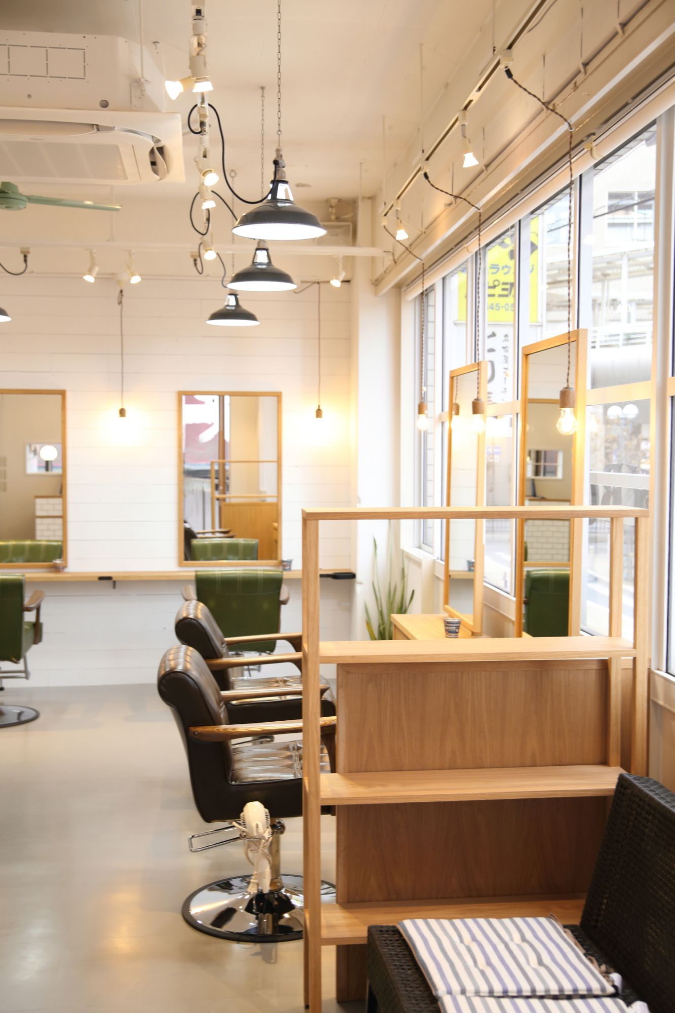 【豊中】≪カラー出来たら月給18万円スタート≫≪選べる完全週休制!!≫≪整容国保OK≫地域の方から愛されるアットホームサロン!!理容美容を併設しているため色んなお客様とかかわって行ける環境!!土日レッスン無しでプライベートも充実!!“JOY BOX（ジョイボックス）”からアシスタント（美容師）の求人★☆