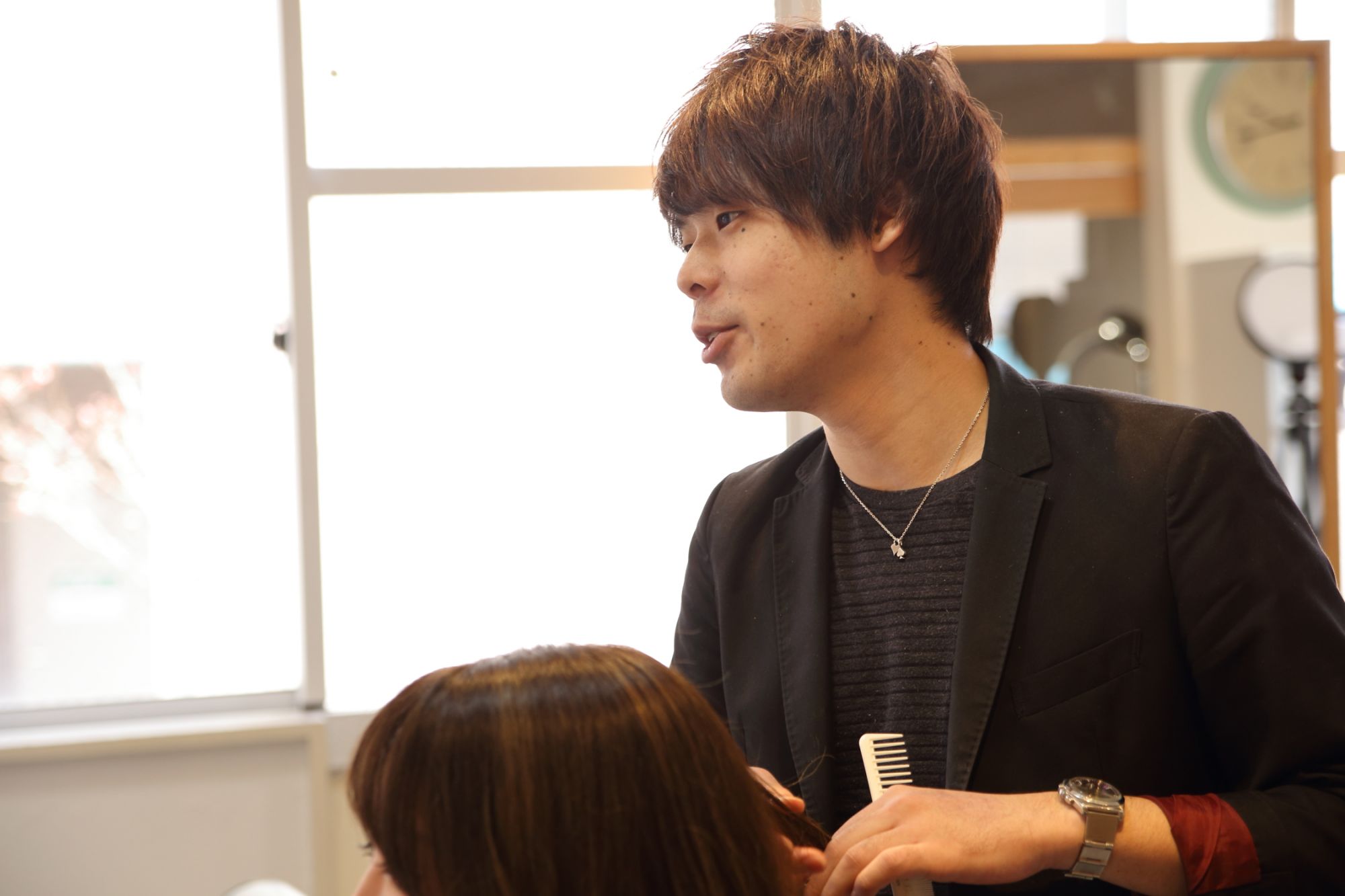 【豊中】≪カラー出来たら月給18万円スタート≫≪選べる完全週休制!!≫≪整容国保OK≫地域の方から愛されるアットホームサロン!!理容美容を併設しているため色んなお客様とかかわって行ける環境!!土日レッスン無しでプライベートも充実!!“JOY BOX（ジョイボックス）”からアシスタント（美容師）の求人★☆