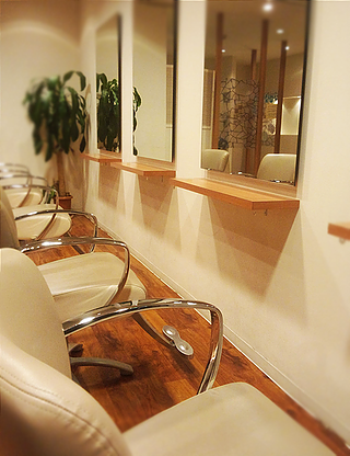 【姪浜】≪未経験・通信生・新卒生OK≫これから通信に通う方でもOK！！オーナーさんから直接技術が学べる環境のヘアサロン「CAPRI FOUR PLACE（カプリフォープレイス）」からアシスタント（美容師）の求人☆★☆