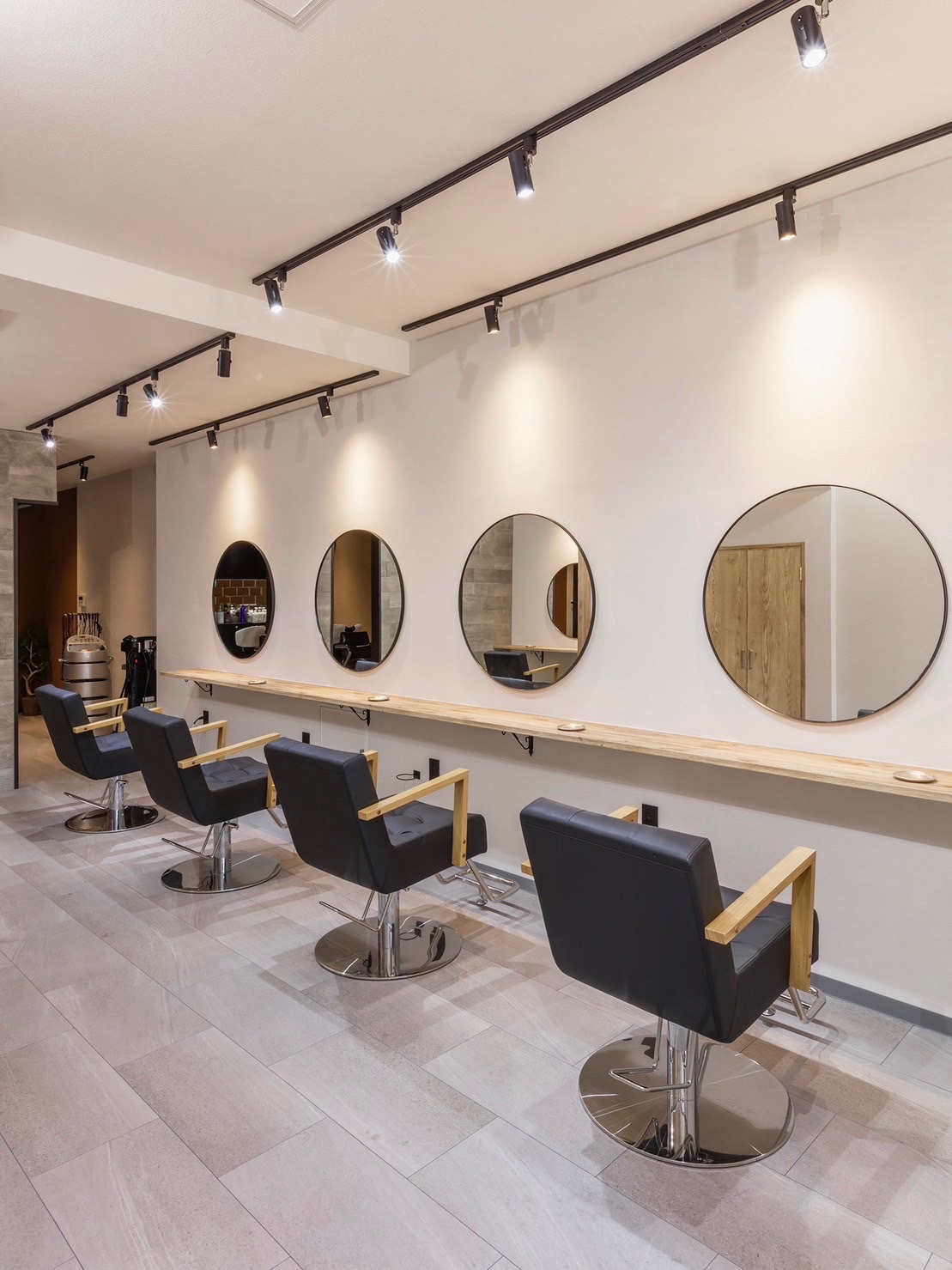 【JR吹田】≪月給23万円~≫≪土日休み月1~2回可能≫≪営業時間内レッスン中心≫≪月8日休み≫≪有給休暇あり≫ゆったりお客様と関わっていけます。頑張った分はしっかりと給与に還元!Fuente(フェンテ)からアシスタント(美容師)の求人☆★☆