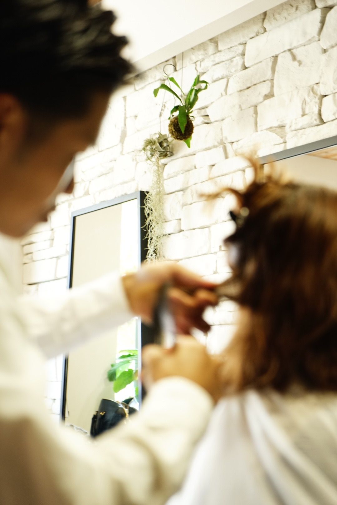 【舞多聞】≪完全週休2日制≫≪月給22万円スタート≫≪社会保険完備≫働きやすい環境が整ったアットホームサロン !平均退社19時頃で遅くまで残ることも無くプライベートも充実です!「SOLACEROOM(ソレイスルーム)」からアシスタント(美容師)の求人☆★